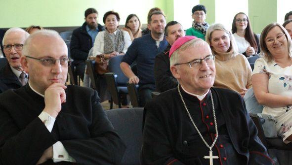 Biskup siedlecki i uczestnicy inauguracji studium